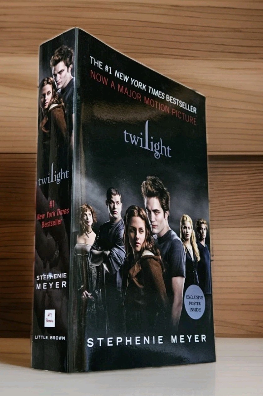 2008 TWILIGHT by Stephenie Meyer Trade Paperback Poster Included LIKE NEW UNREAD
