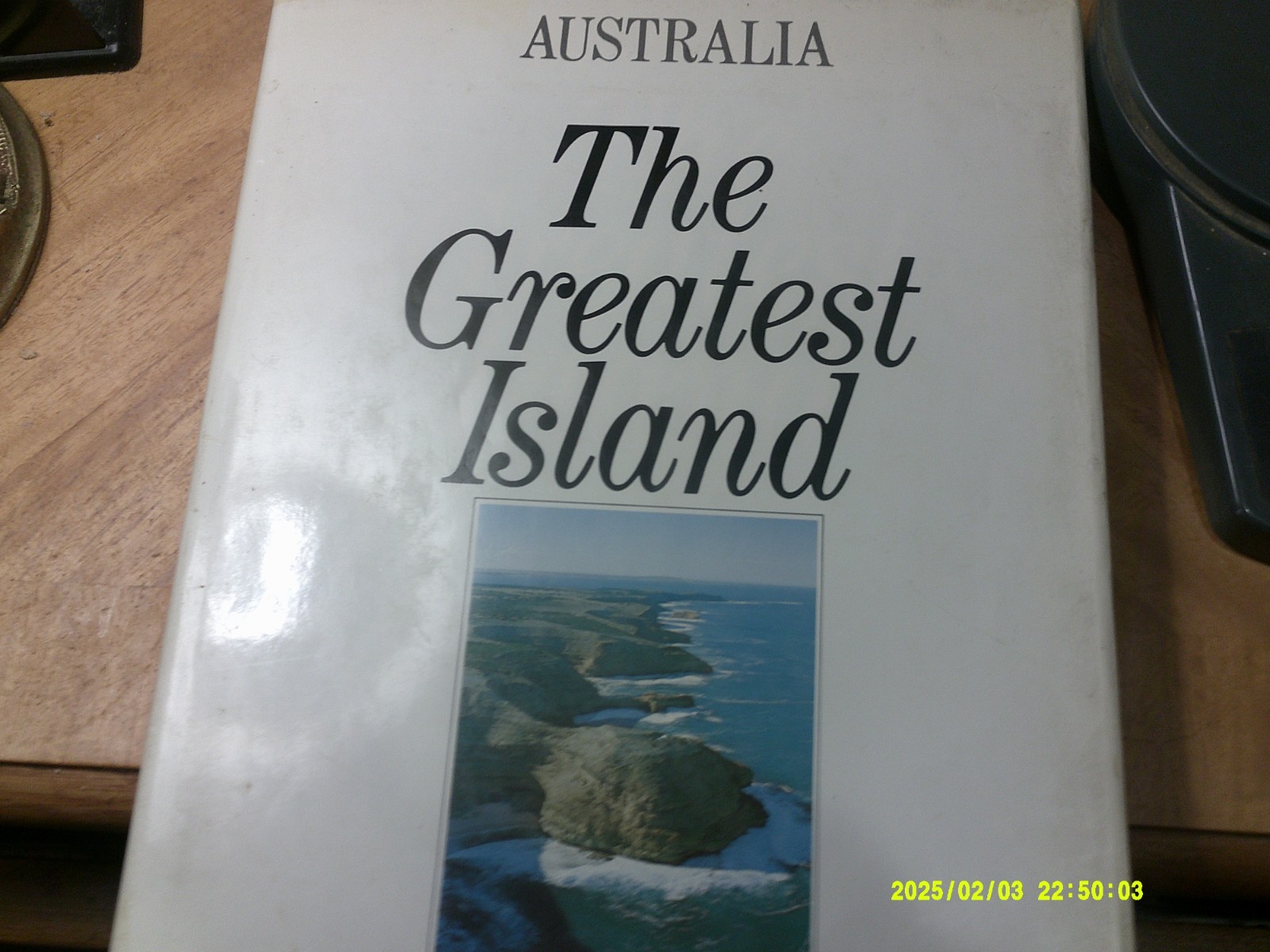 Australia The Greatest Island by Robert Raymond-HB/DJ-1987-14 1/2×10″-352 Pages