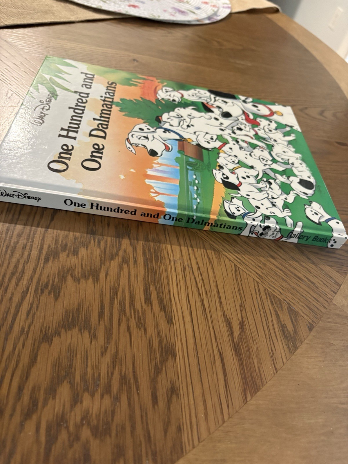 NEW DISNEY CLASSIC SERIES, 101 DALMATIANS GALLERY/TWIN BOOKS 1989