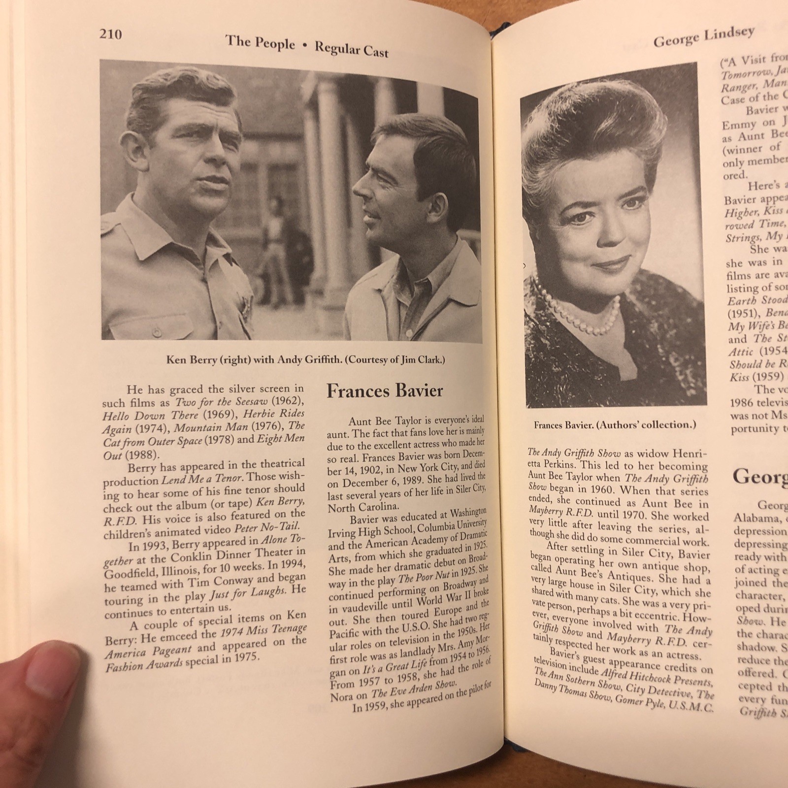 A Guide to Television’s Mayberry R.F.D. by David Fernandes Dale Robinson HC