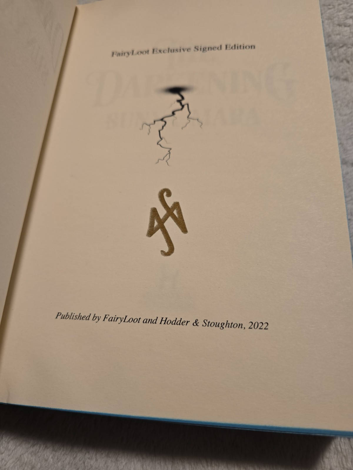 The Darkening Sunya Mara SIGNED FairyLoot Exclusive Edition HCDJ 2022 Fantasy