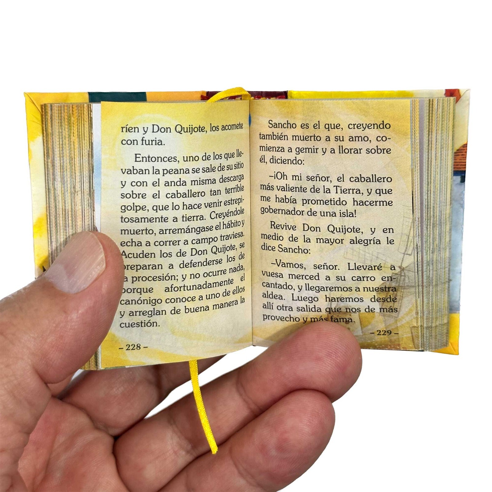 new Don Quijote de la Mancha para Jóvenes mini book 2.65″ high hardcover 438 pgs