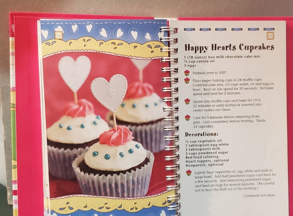 NEW “EASY CUPCAKE RECIPES” Hardback Spiral 2010 Cookbook Resources LLC 174 Pages