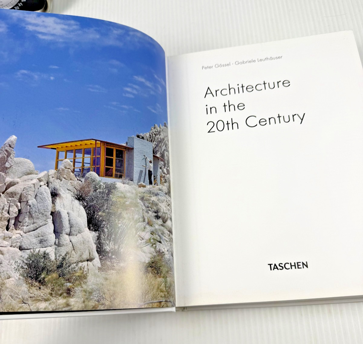 HUGE Architecture in the 20th Century Gabriele Leuthauser Peter Gossel 608 pages