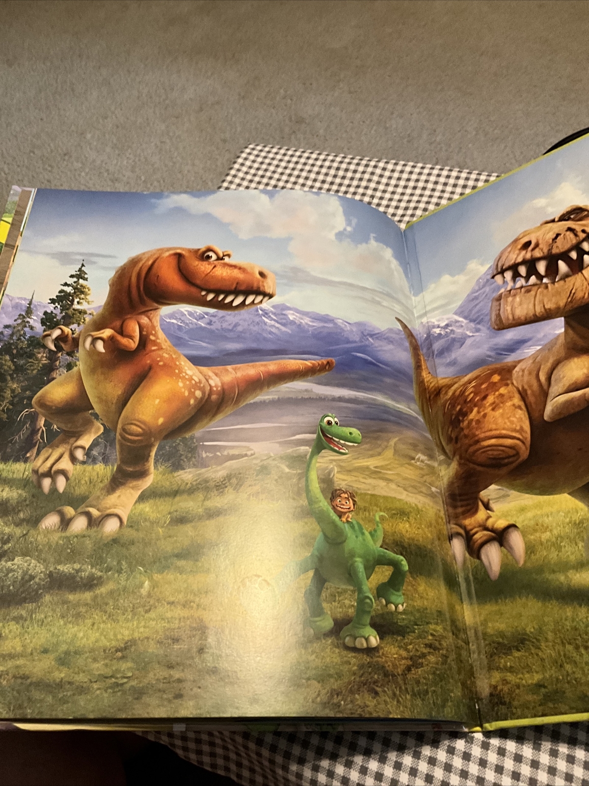 The Good Dinosaur Look &Find by Phoenix International Publications Book 2015 VTG