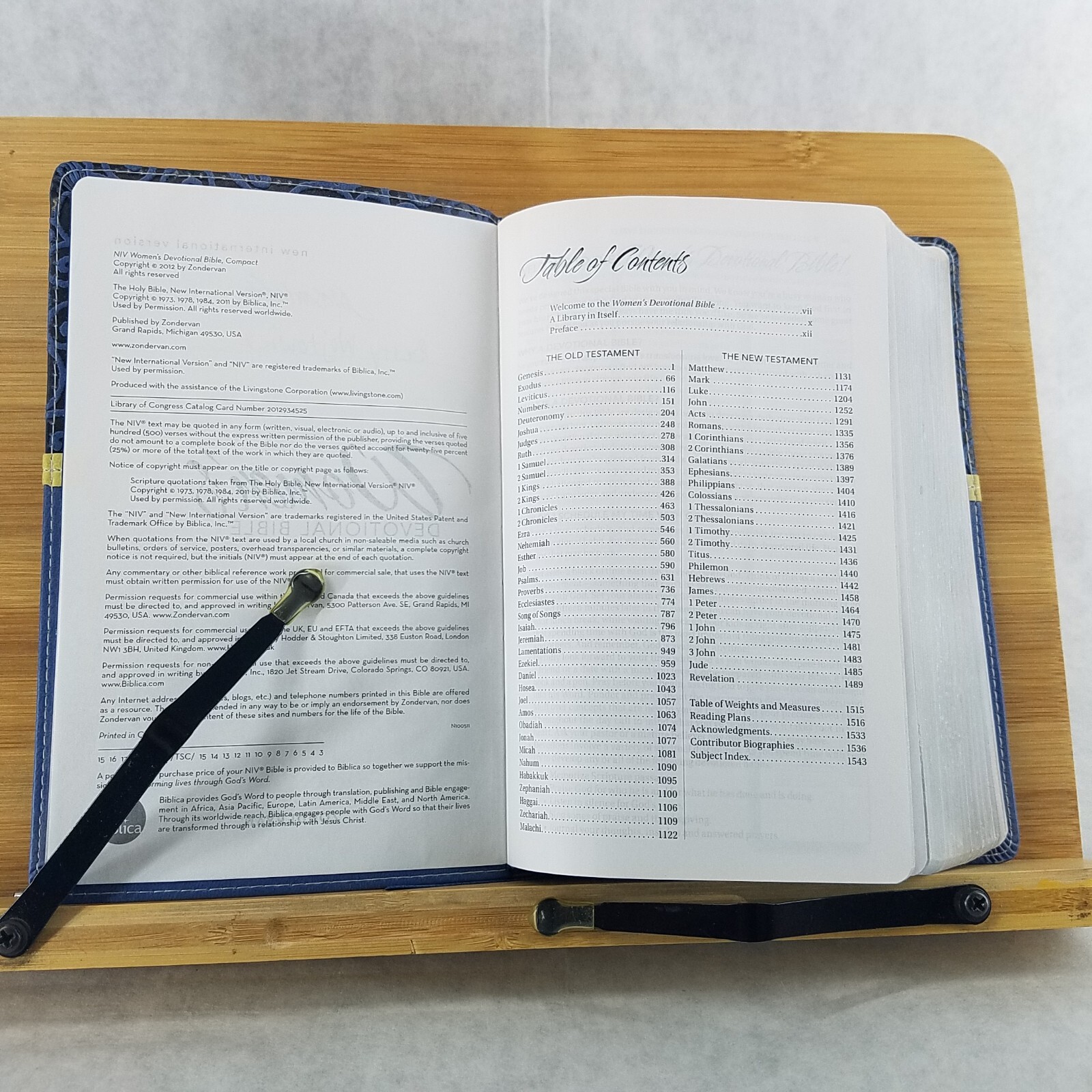 Women’s Devotional Bible by Zondervan Staff (2012, Blue Leather, Special)