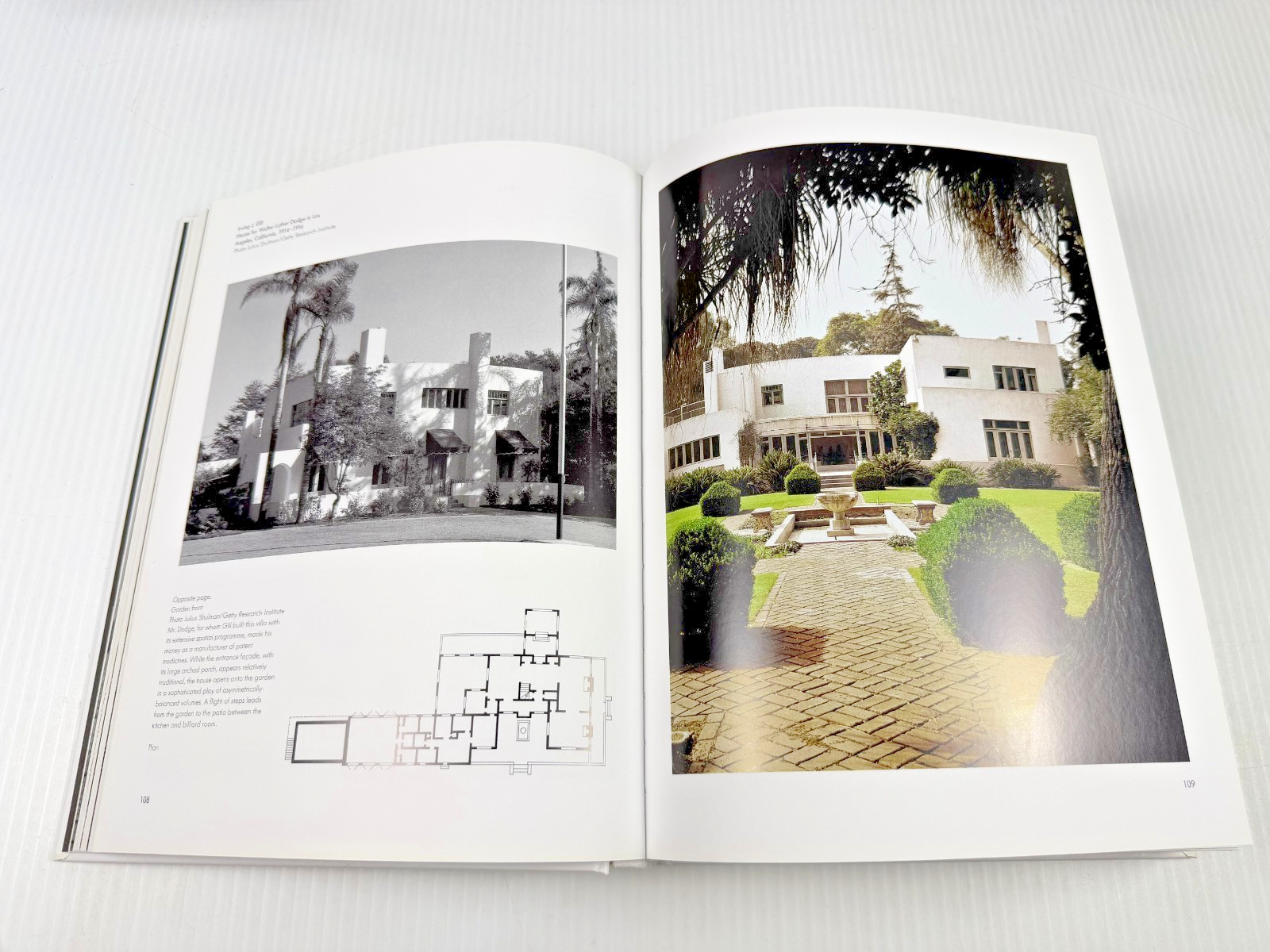 HUGE Architecture in the 20th Century Gabriele Leuthauser Peter Gossel 608 pages