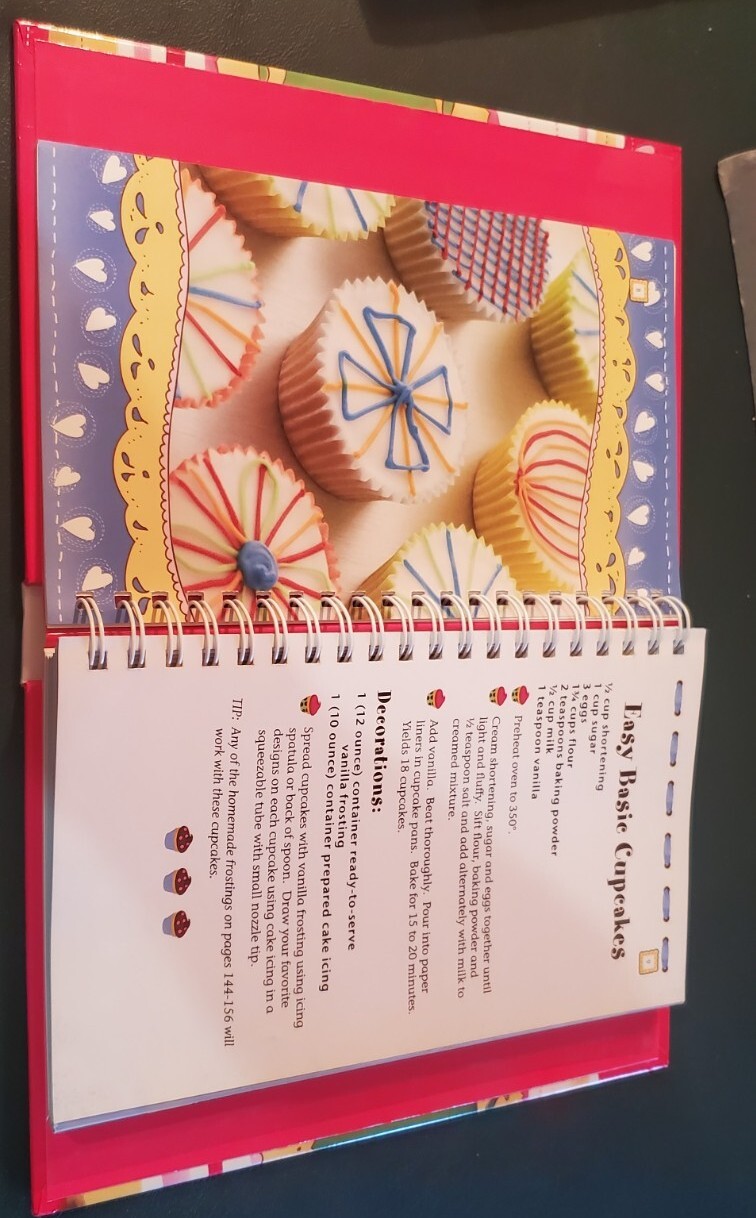 NEW “EASY CUPCAKE RECIPES” Hardback Spiral 2010 Cookbook Resources LLC 174 Pages