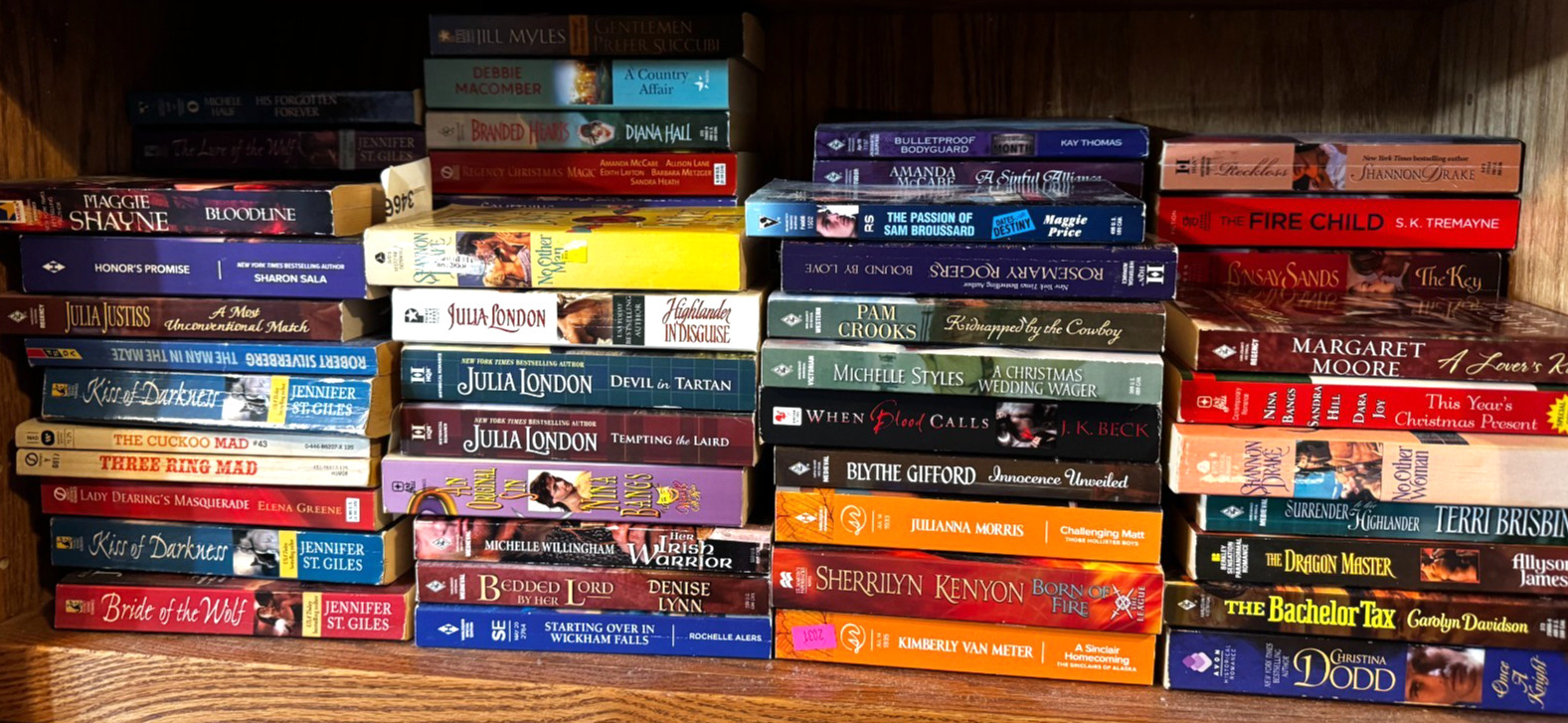 LOT OF 10 PAPERBACKS ROMANCE SUSPENSE THRILLER ACTION PARANORMAL NICE ASSORTMENT