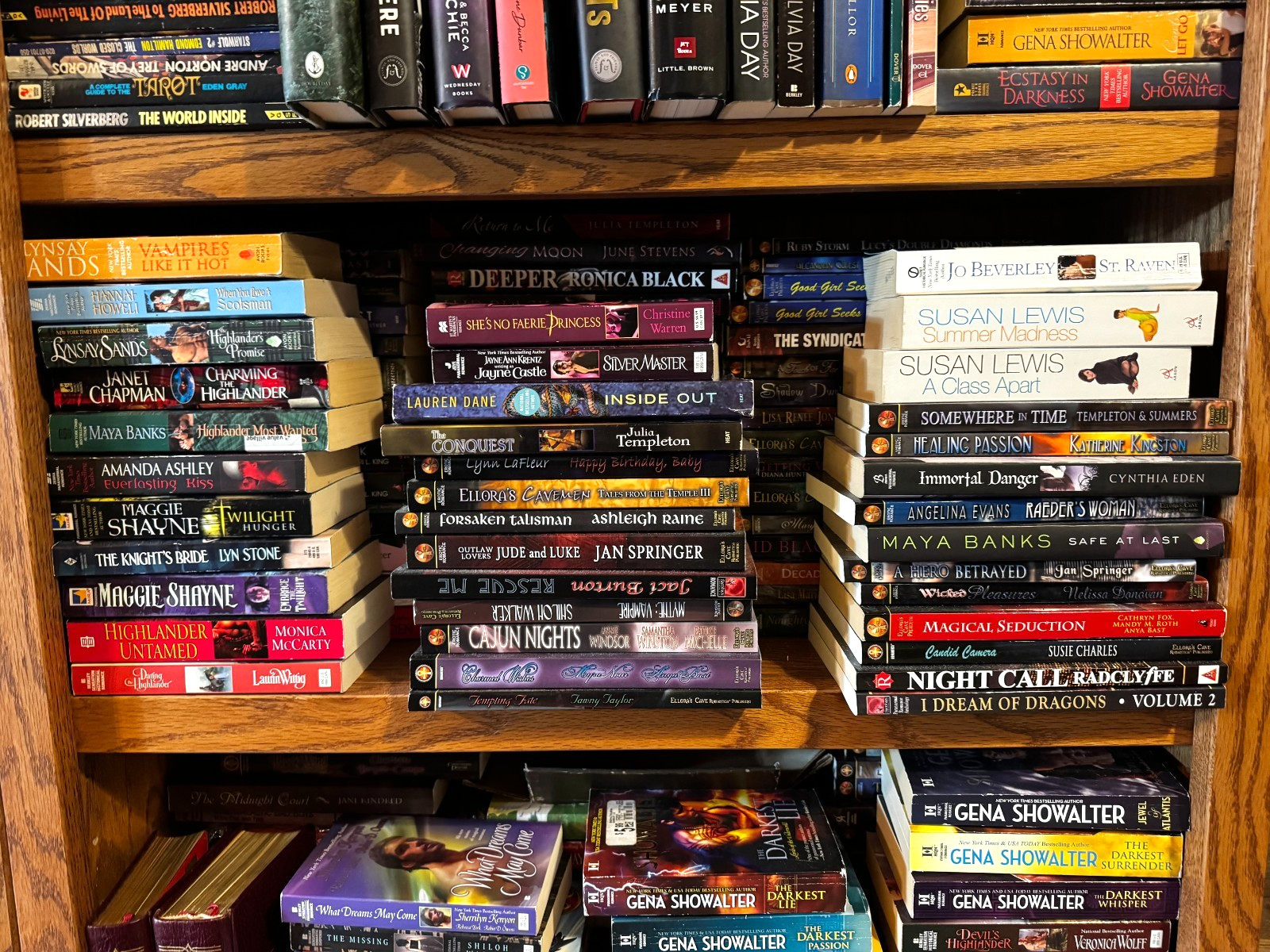 LOT OF 10 PAPERBACKS ROMANCE SUSPENSE THRILLER ACTION PARANORMAL NICE ASSORTMENT