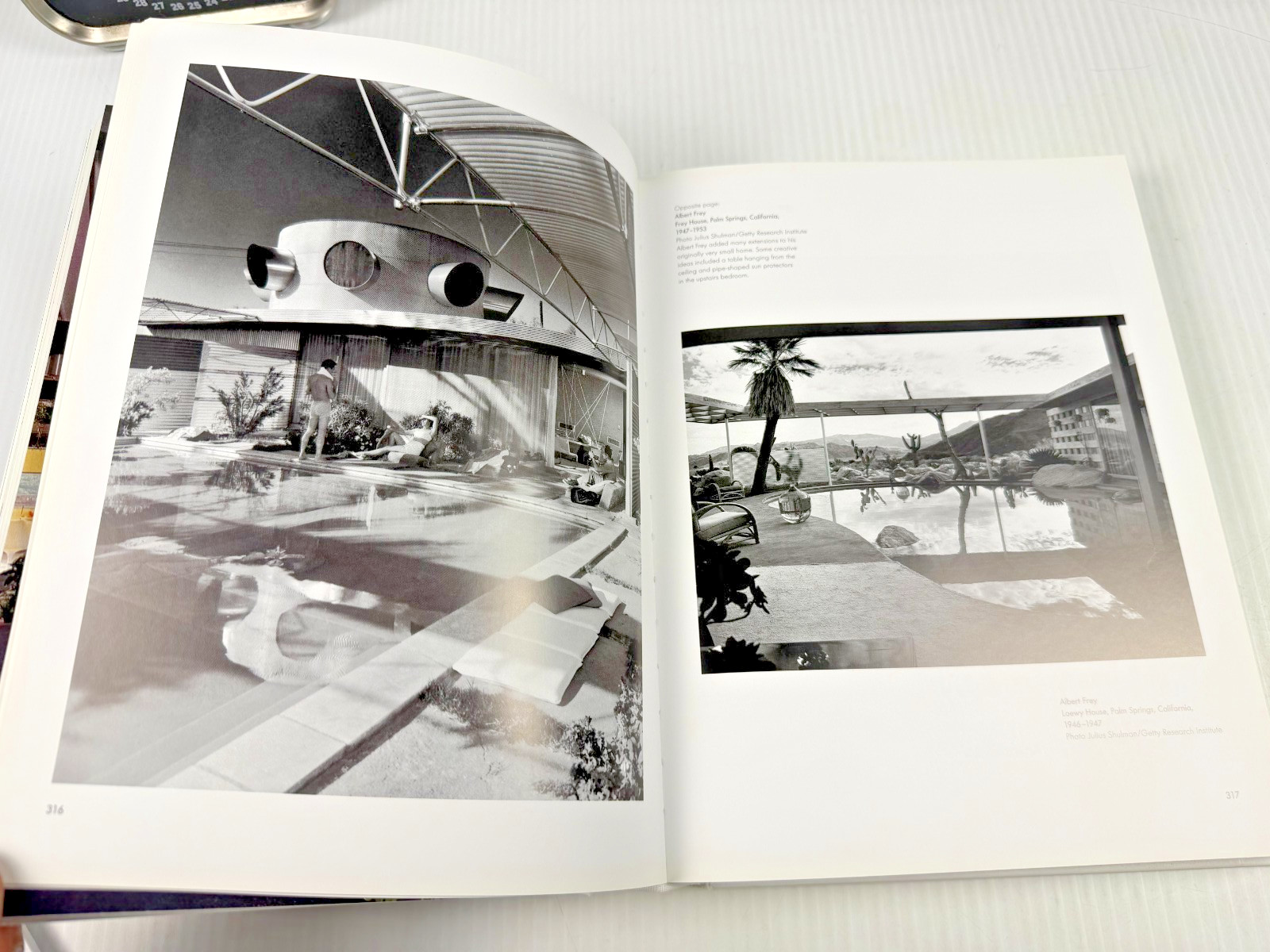 HUGE Architecture in the 20th Century Gabriele Leuthauser Peter Gossel 608 pages