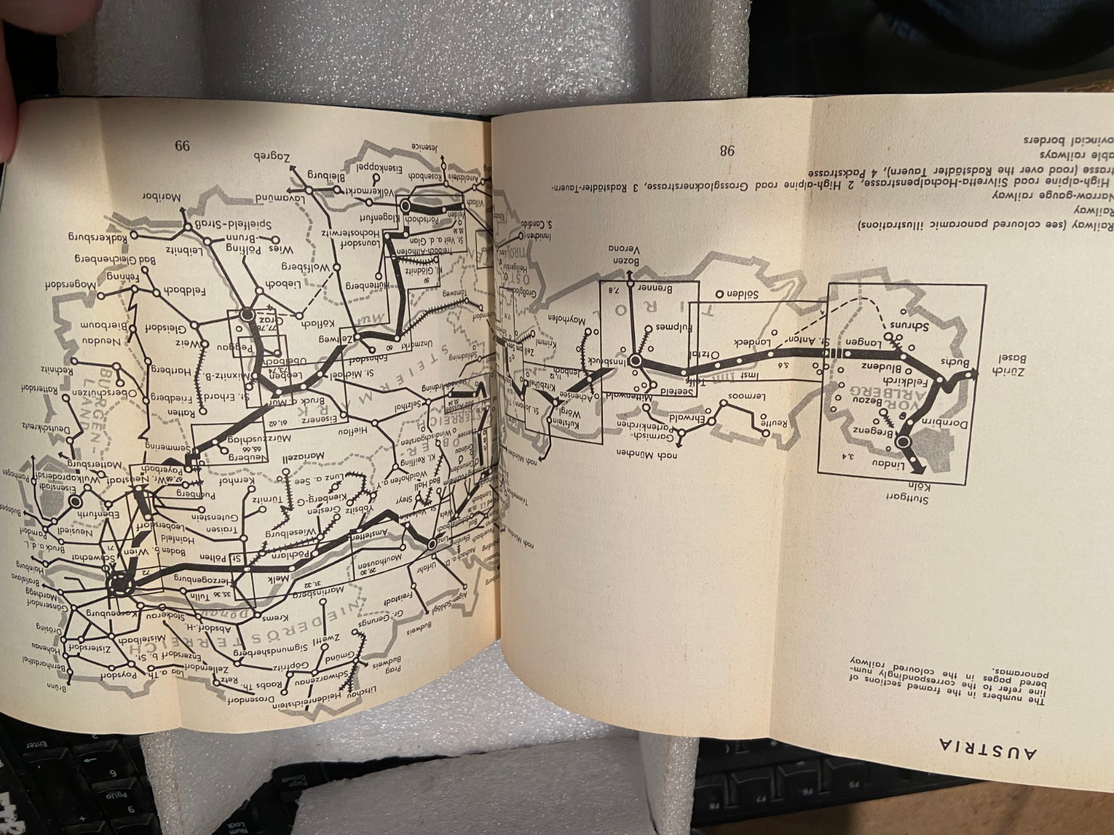 Vintage 6.5″ Travel in Austria Book Vinyl Cover w/Fold Out Maps *Pre-Owned* BSDS