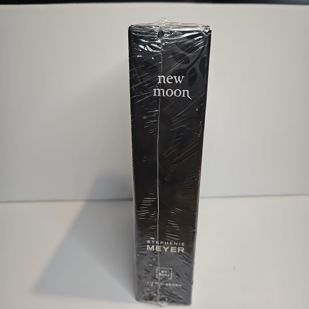 New Moon by Stephenie Meyer Collector’s Edition Deluxe Slipcase Cloth Cover
