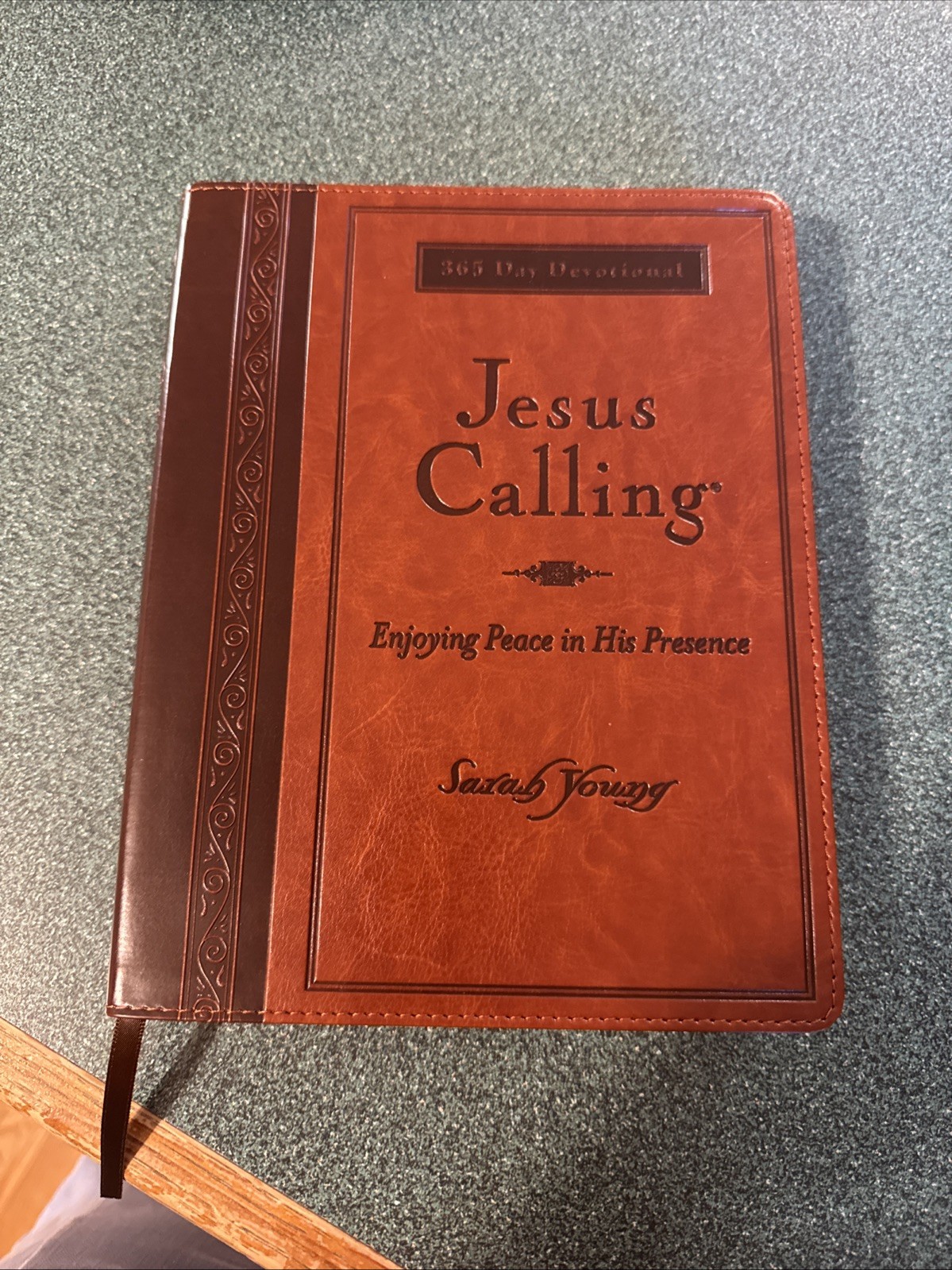 JESUS CALLING LEATHERBOUND SARAH YOUNT 365 DAY DEVOTIONAL 6.5 X 8.5” NEW