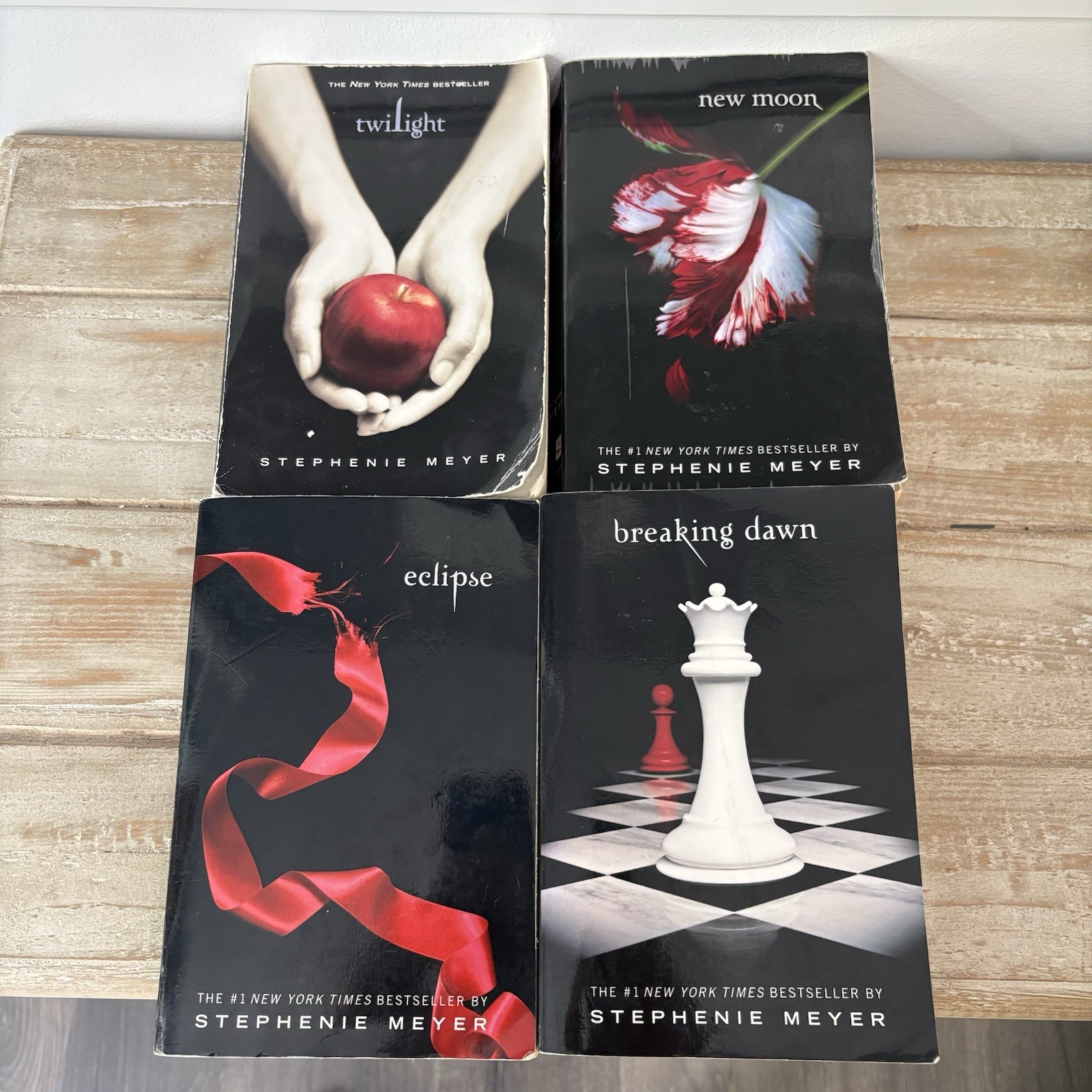 TWILIGHT Saga Book Series Set 1-4 Stephenie Meyer New Moon Eclipse Breaking Dawn