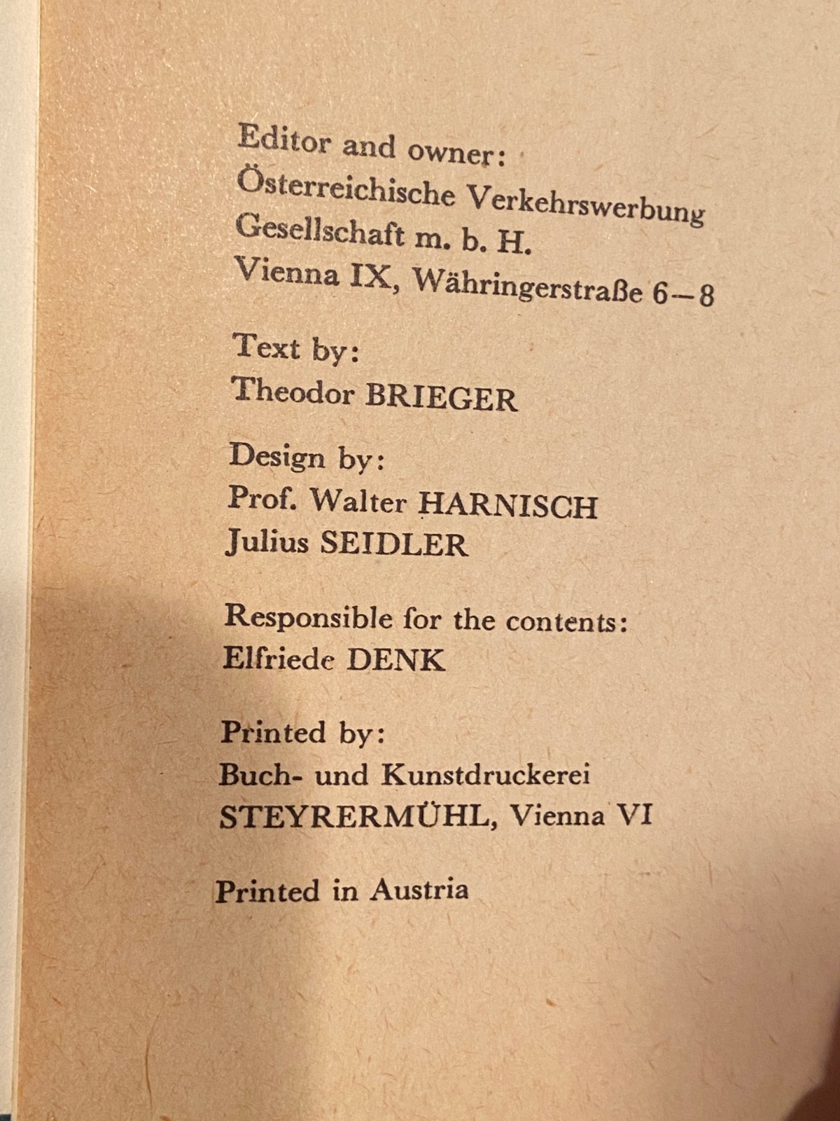Vintage 6.5″ Travel in Austria Book Vinyl Cover w/Fold Out Maps *Pre-Owned* BSDS