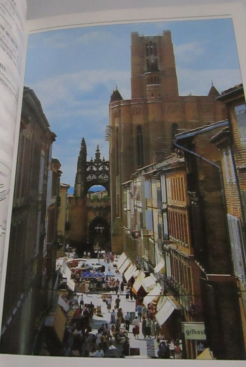 ALBI THE EPISCOPAL CITY PAPERBACK BOOK 2011 48 PAGES 6.5 X 9.5 IN