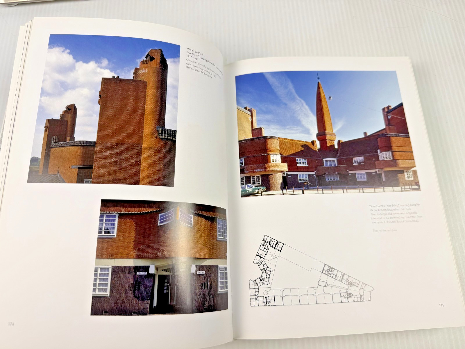 HUGE Architecture in the 20th Century Gabriele Leuthauser Peter Gossel 608 pages