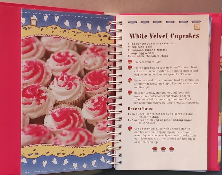 NEW “EASY CUPCAKE RECIPES” Hardback Spiral 2010 Cookbook Resources LLC 174 Pages