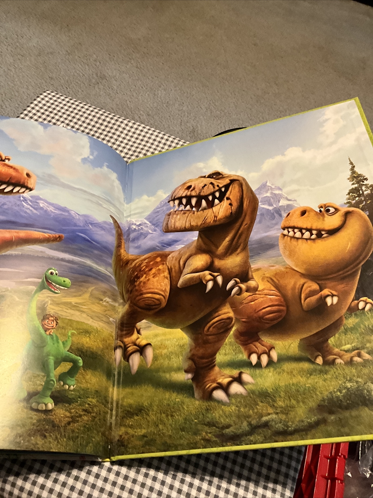 The Good Dinosaur Look &Find by Phoenix International Publications Book 2015 VTG