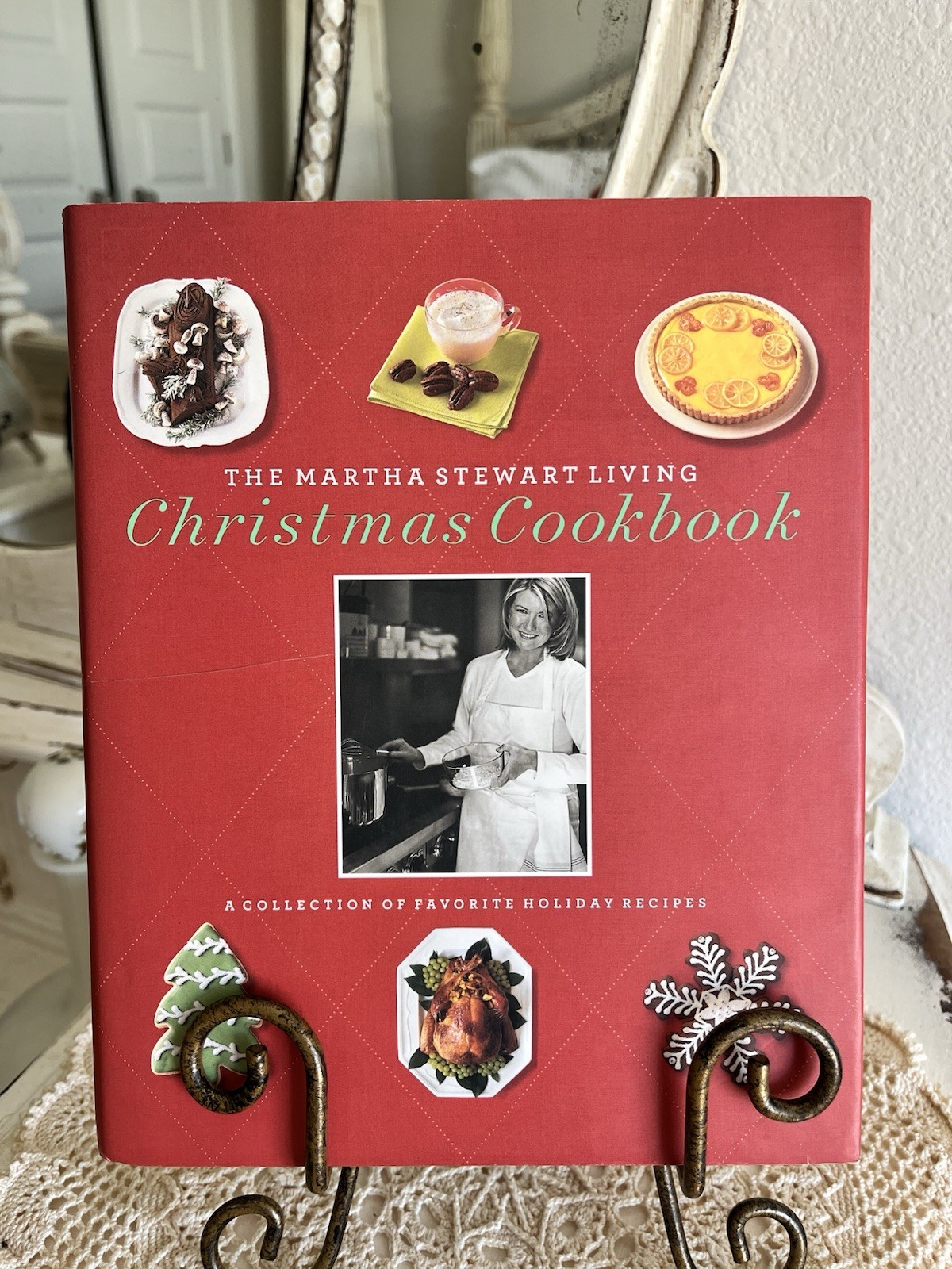 The Martha Stewart Living Christmas Cookbook: A Collection of Favorite Recipes