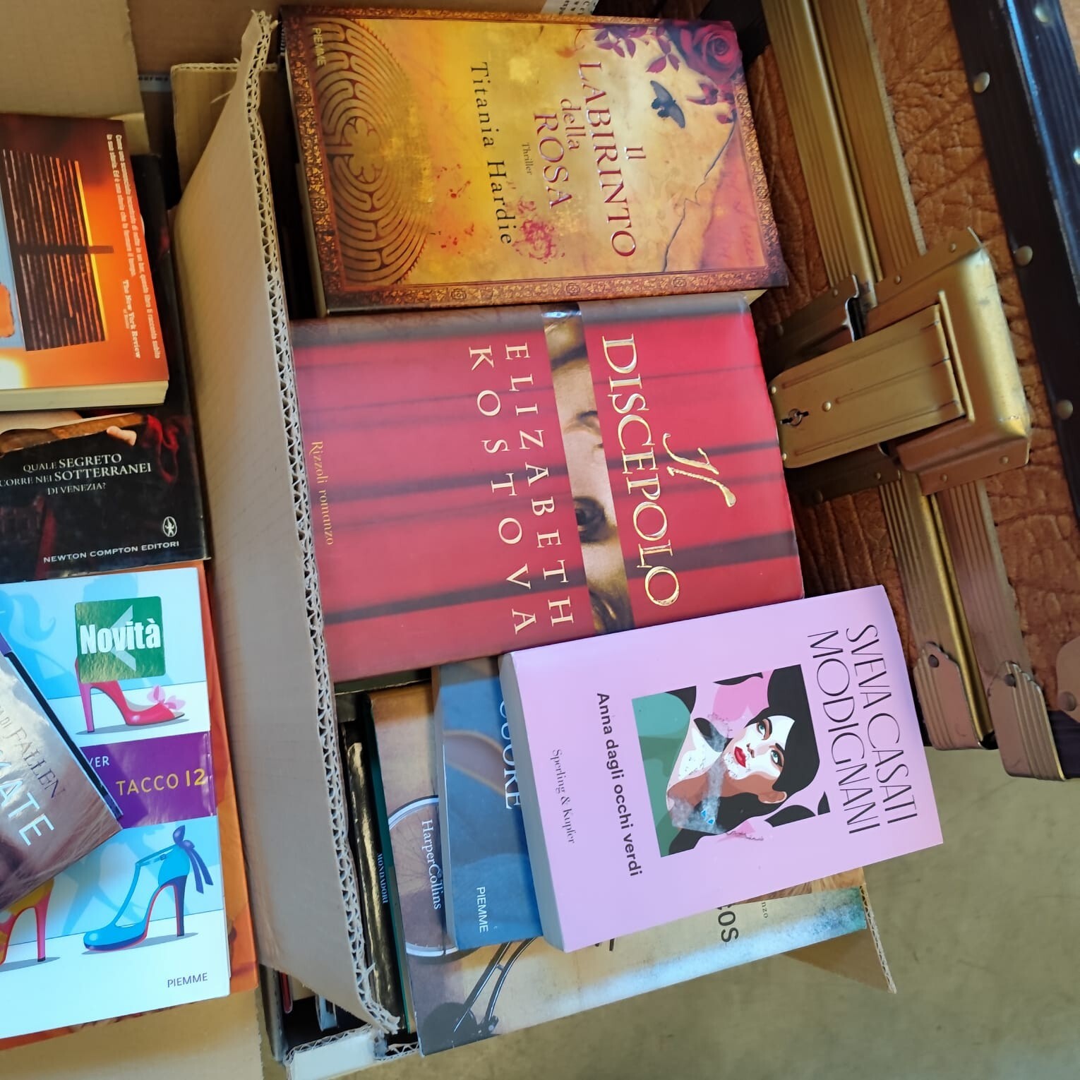 Mixed Lot Of 100 Novels Excellent Condition