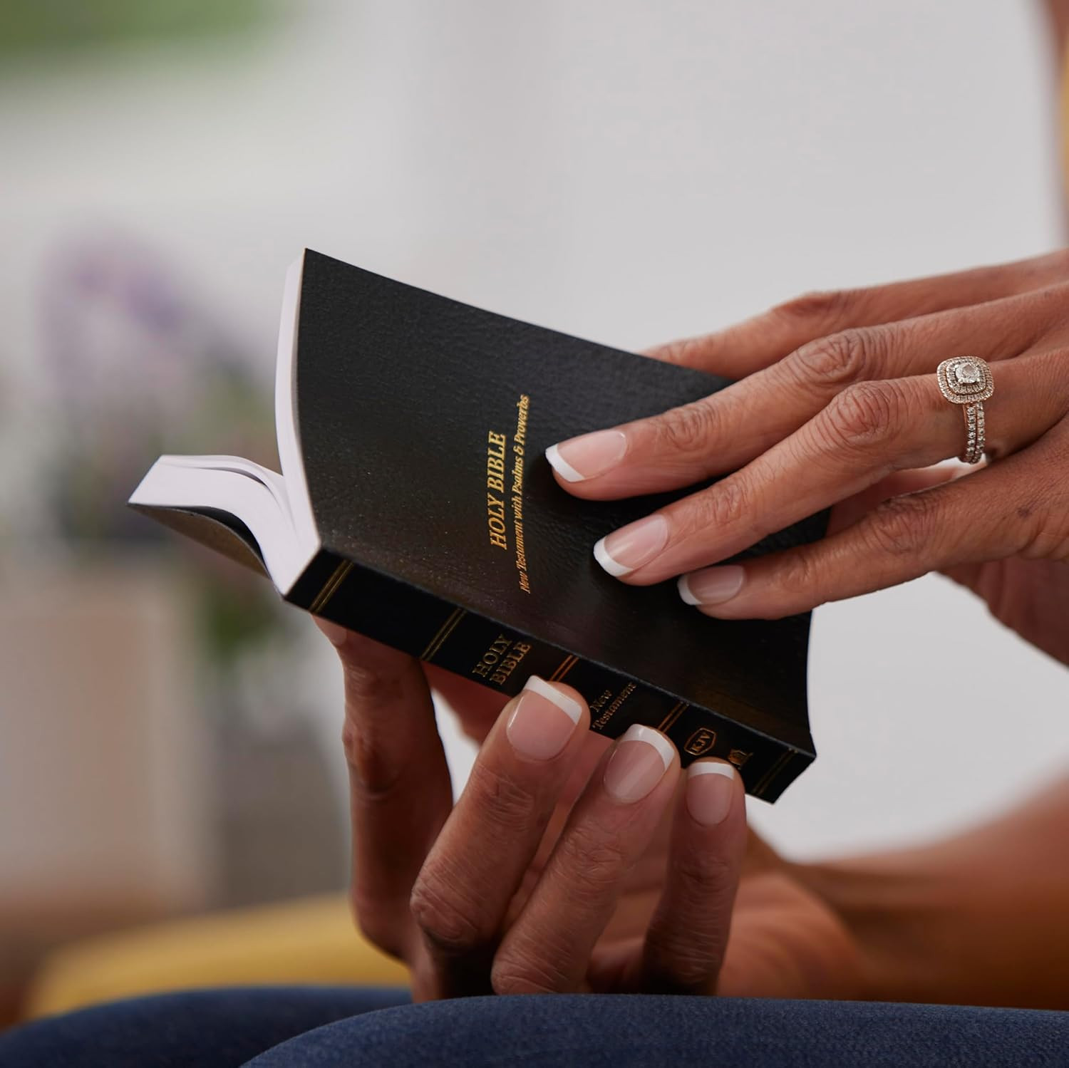Holy Bible: Pocket New Testament with Psalms and Proverbs, Black, KJV