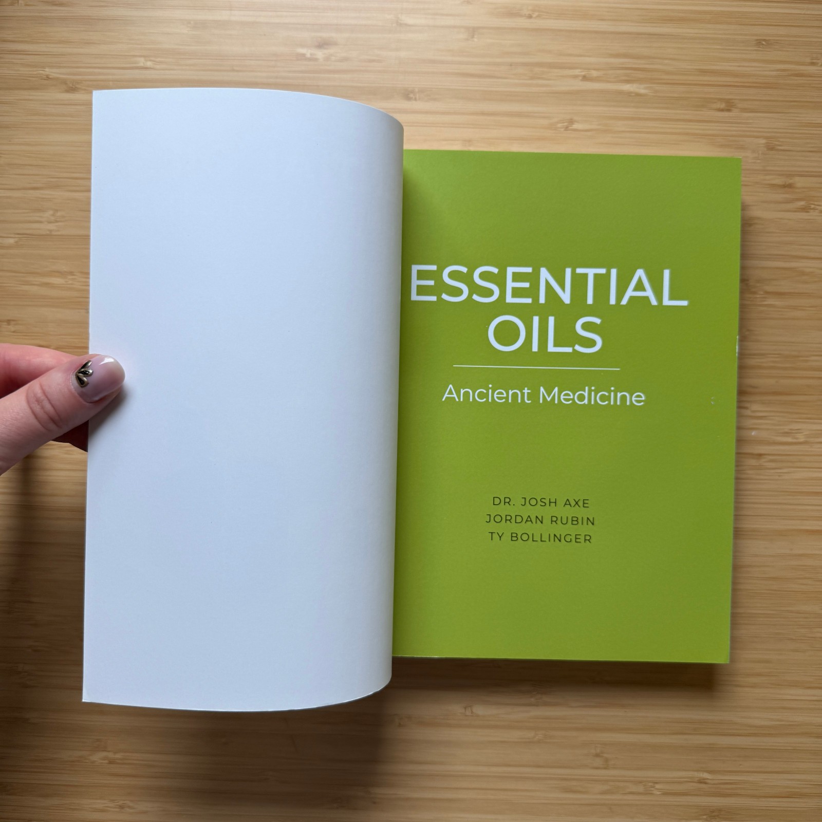 Essential Oils: Ancient Medicine by Josh Axe, Jordan Rubin, Ty Bollinger PB VG