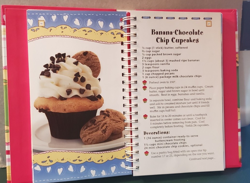 NEW “EASY CUPCAKE RECIPES” Hardback Spiral 2010 Cookbook Resources LLC 174 Pages